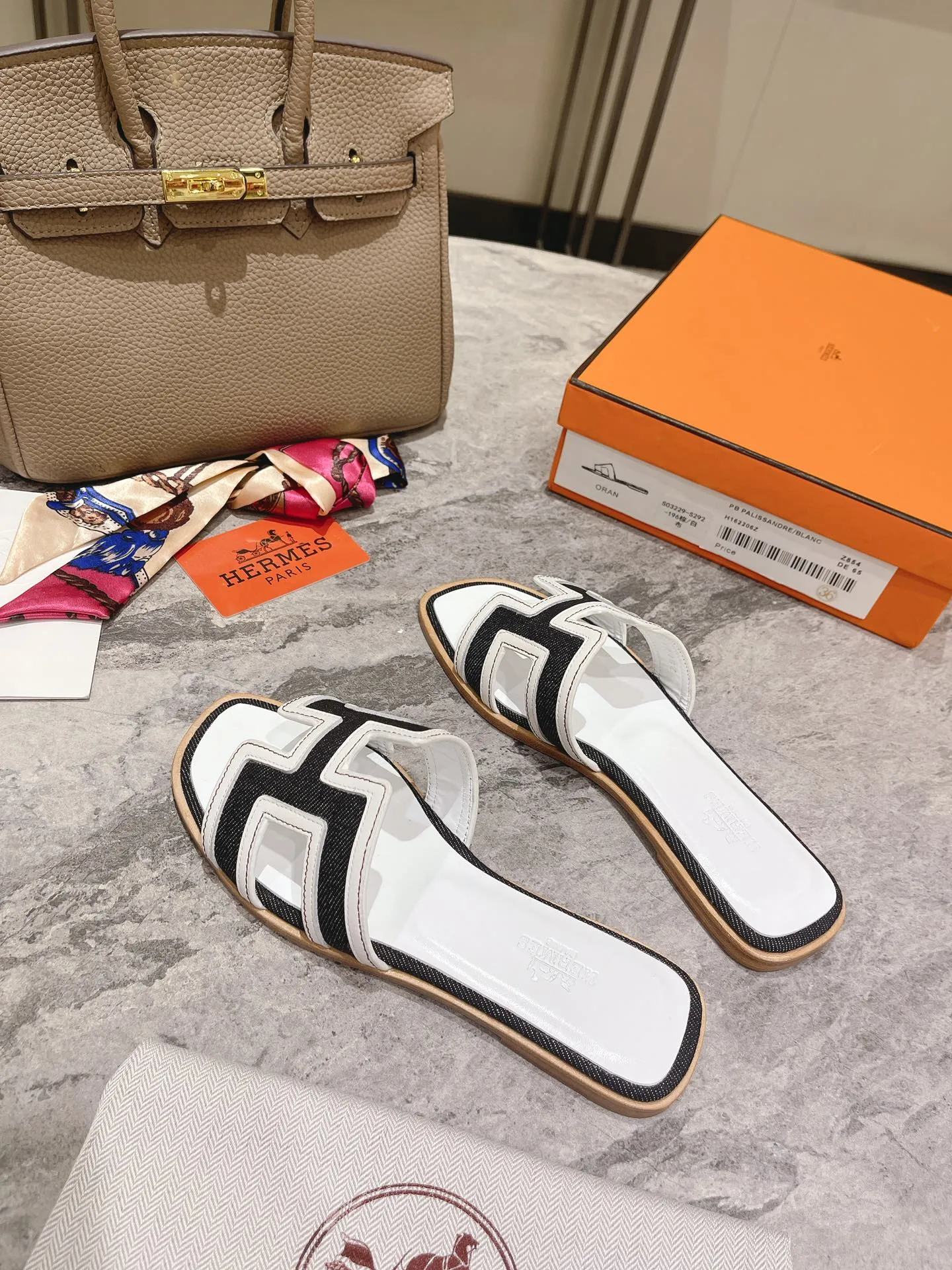 👟👟Ex-factory price 400👟👟 Genuine leather sole +50 New model for early spring, (high-end splicing and oil edge technology) newly revised version (Hermès), upgraded packaging, upgraded version and workmanship materials. Hermes®🔴The highest version of handmade shoes on the market✨✨ Top product Hermès slippers🐎 The new high-end fashion is the same as the original version, purely handmade by masters! ❥High-end customization, the highest version in the industry⚠❥Using: Hermers upper: Italian imported cowhide + original custom-grade Australian sheepskin feet + genuine leather outsole (pursuing top walking comfort) Hermes━━━━━ size: 35-40 (34.41.42 custom-made, non-returnable) Genuine leather sole Rubber sole